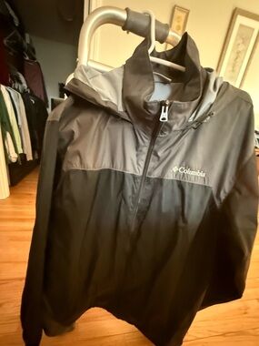 Columbia Black/Gray Hooded windbreaker Mens Large. Excellent used condition